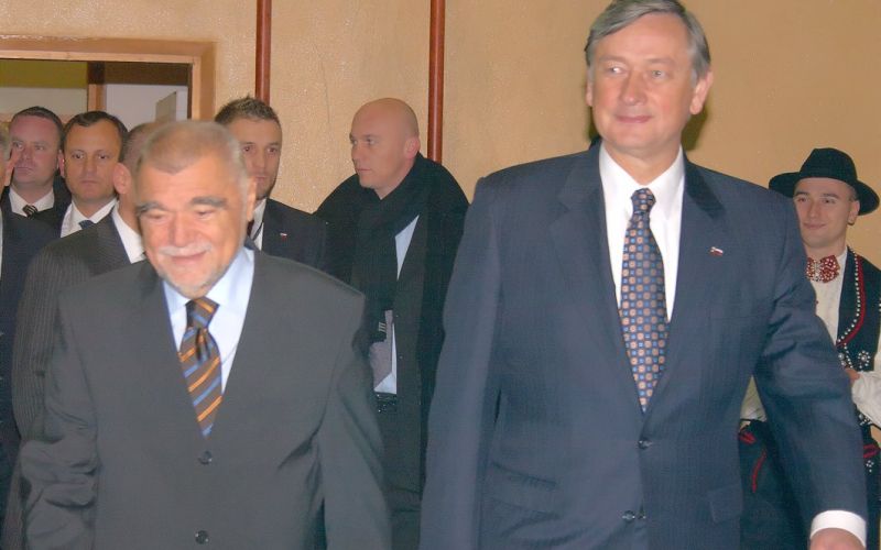tutkmesicno_1_predsednika_med_prihodom_v_telovadnico.jpg