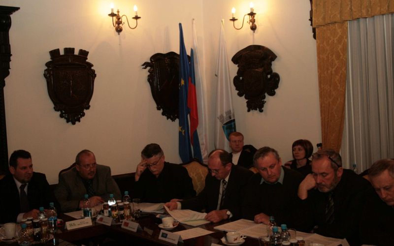na_26__seji_polemicno_ze_ob_kadrovski_kuhinji.jpg