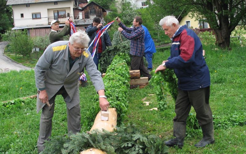 v_gotni_vasi_postavili_mlaj.jpg