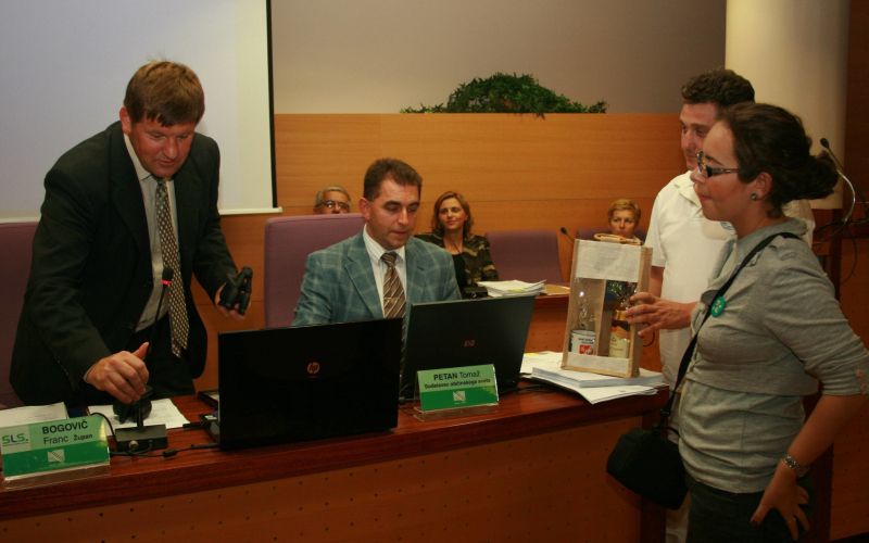 delegacija_cernavode__izro__a_darilo___upanu_fb.jpg