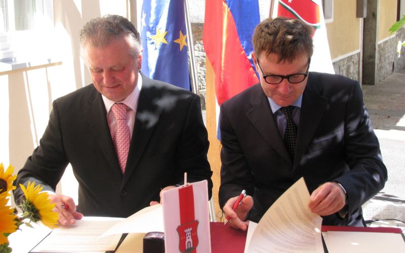 podpis_dogovora_za_kostelski_slovar_15_9__2010.jpg