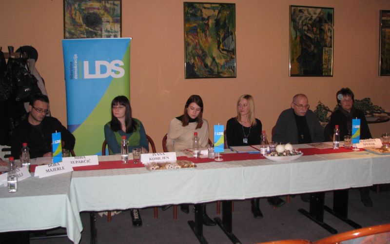 okrogla_miza_o_drogah_30_nov_2010.jpg