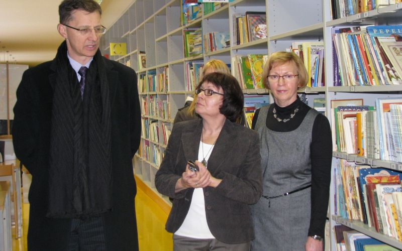 minister_luksic_v_os_ob_rinzi_jan_2011.jpg