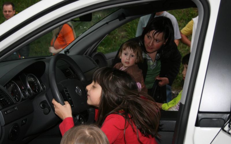 otroke_je_zanimalo_policijsko_vozilo.jpg
