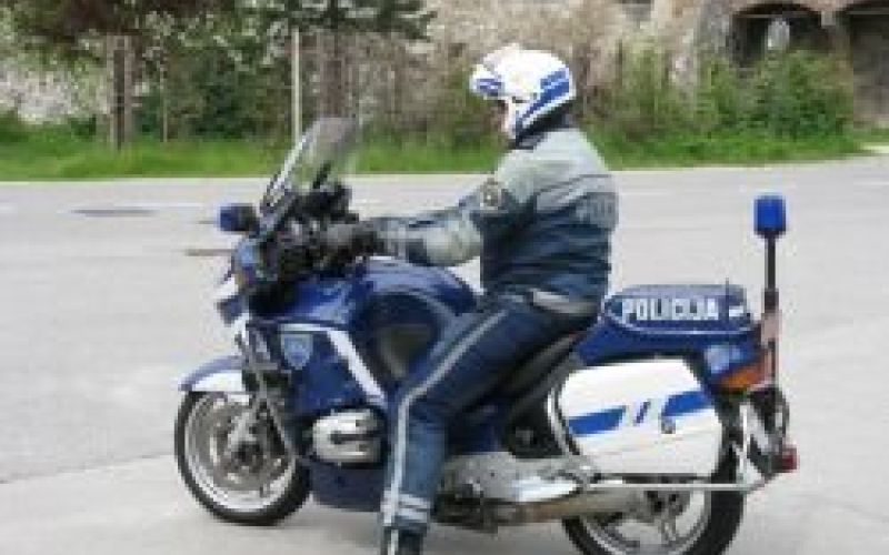 policist_dvor_lasce.jpg