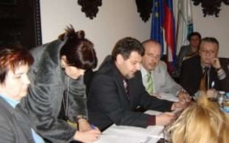 pozderceva_podpisuje_svojo_odpoved.jpg