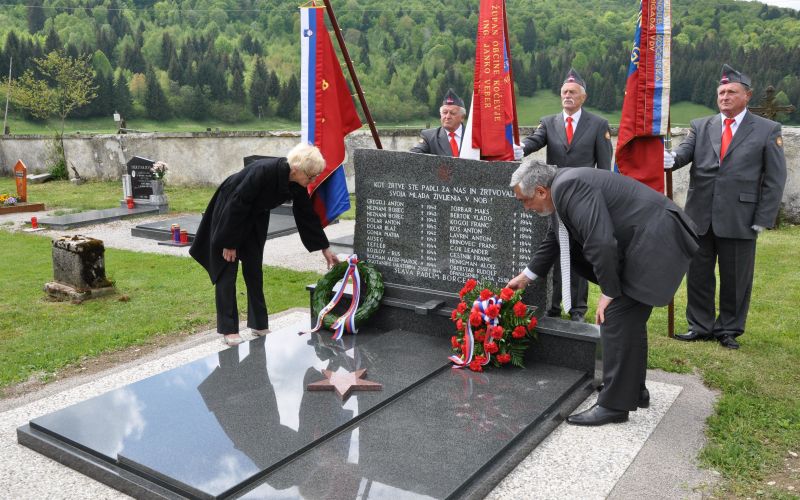 na_grobu_ruskih_vojakov_v_koprivniku_4_maj2011.jpg