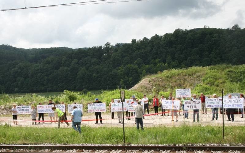 protestna_zapora_ceste_na_blanci001.jpg