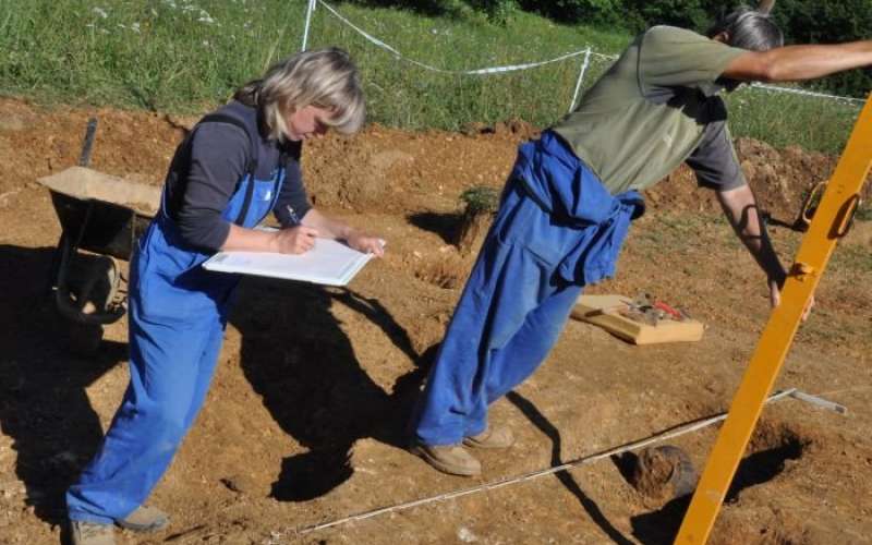001_arheologinja_petra_stipan_i__in_konservator_miha_jakob_i_.jpg