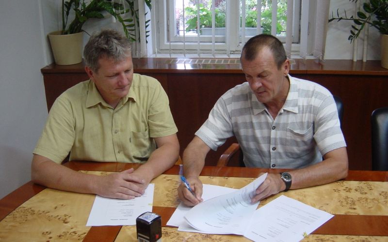 podpis_pogodbe_za_romska_naselja_julij_2012.jpg