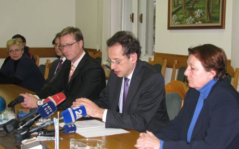 minister_turk_po_pozaru_srednje_sole_2_jan_2013.jpg