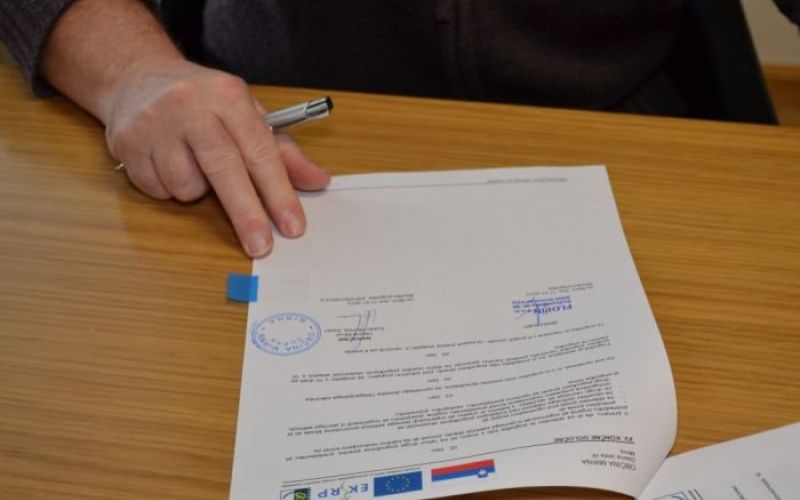 podpis_pogodbe_s_podjetjem_flopin.jpg