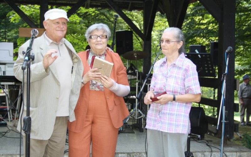 Jože Jazbec z nagrajenkama ZDUS Rožco Šonc in Jožico Kastelic.