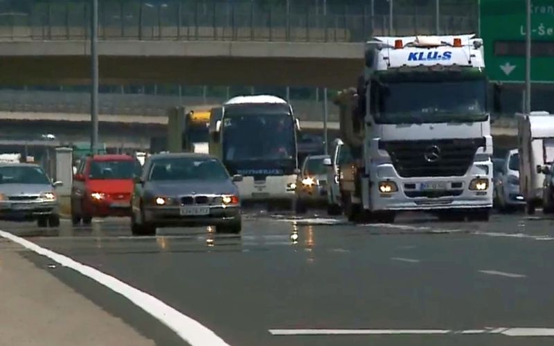 promet kolona guzva gneča avtocesta.jpg