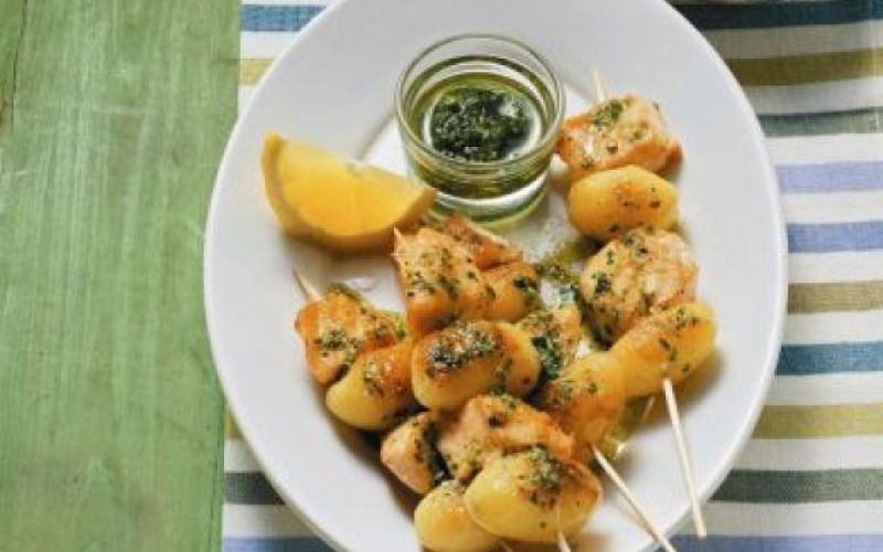 Krompirjeva nabodala z lososom