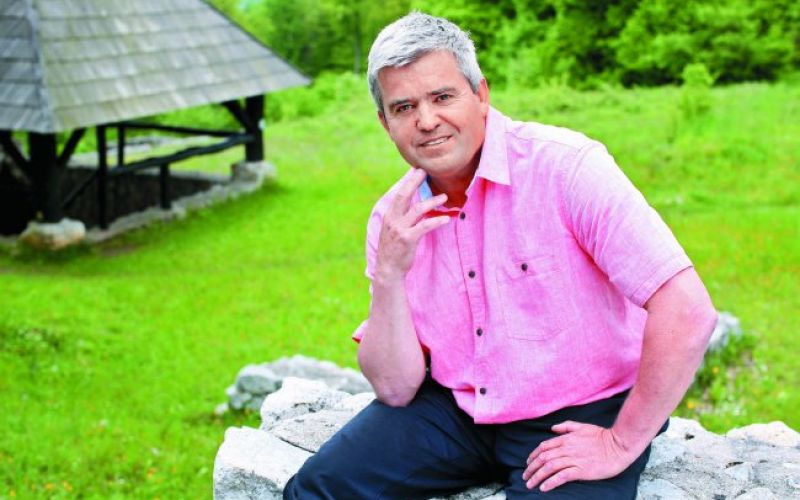Direktor s pisarno v gozdu