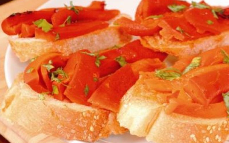 Kruhove rezine s pečeno papriko 