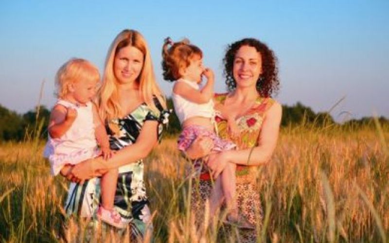 Dvojčka z dvema mamama