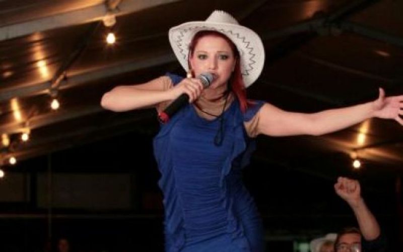 Tanja Žagar pleše na mizah!