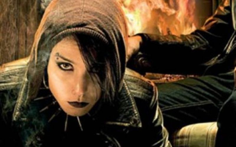 Dekle z zmajskim tatujem