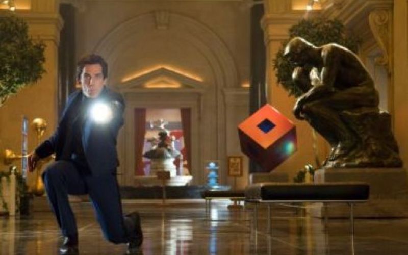 Stiller zagledan v muzejski eksponat