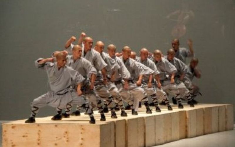 Plešoči budistični menihi