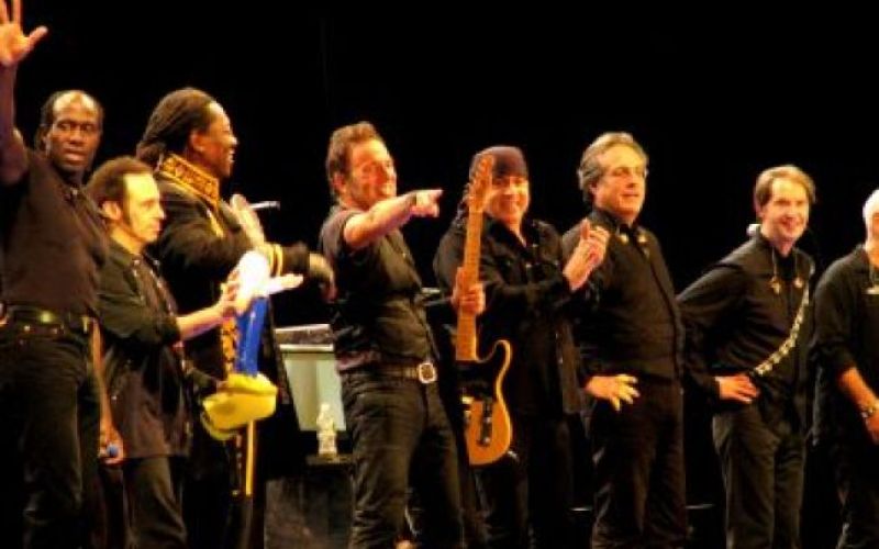 Video: Boss in tolpa še nažigajo