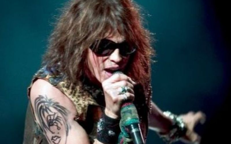 Video: Pevec Aerosmith padel z odra