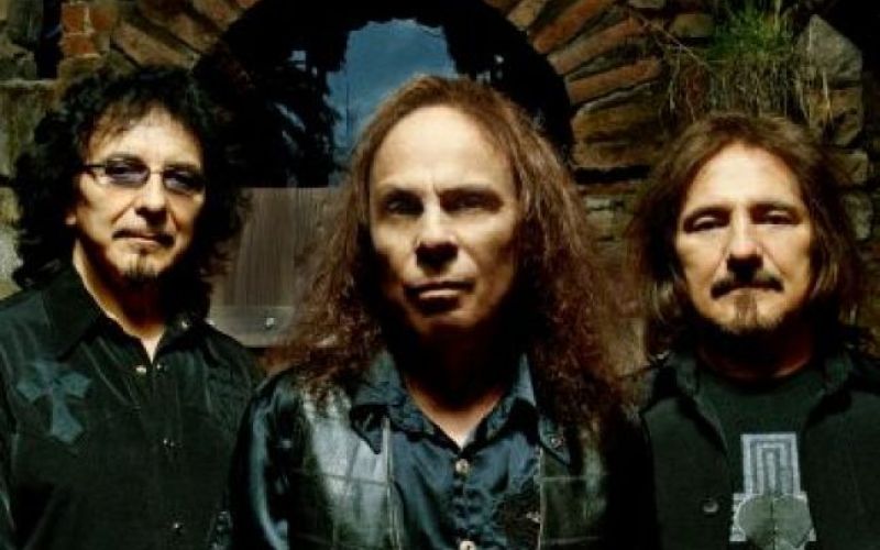 Umrl je Ronnie James Dio
