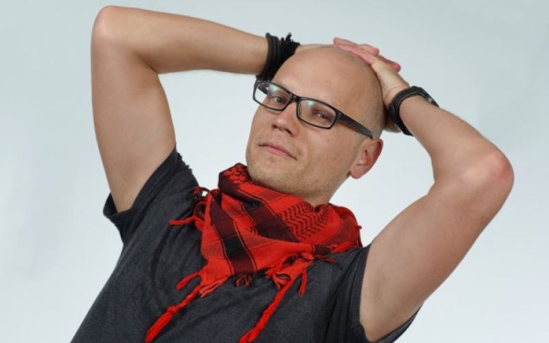 Tisti Aktualovec s kavčem