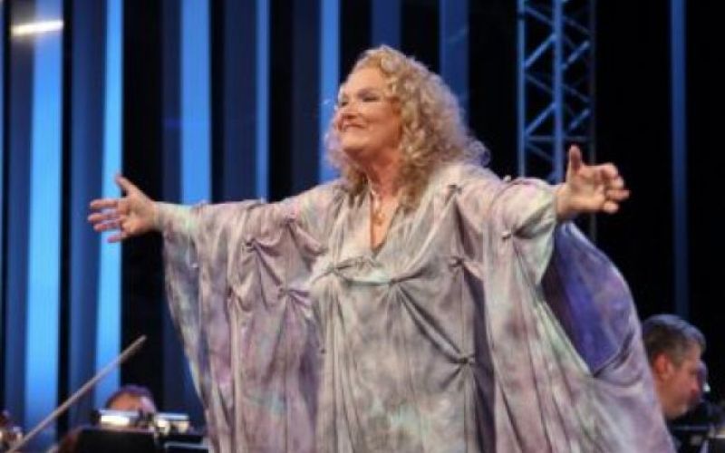 Elda zajokala v slovo