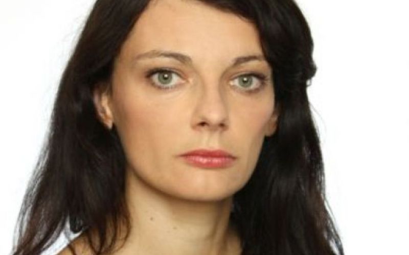 Globus z novo voditeljico