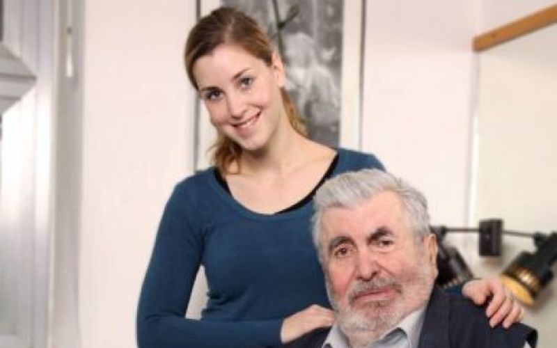 Polde Bibič klepeta z vnukinjo