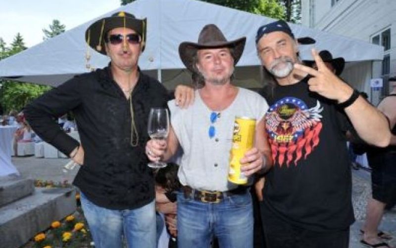 Pester Lady piknik pod klobuki