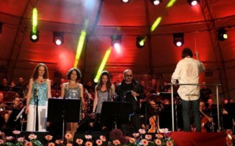 Filhamoniki pod milim nebom Arboretuma