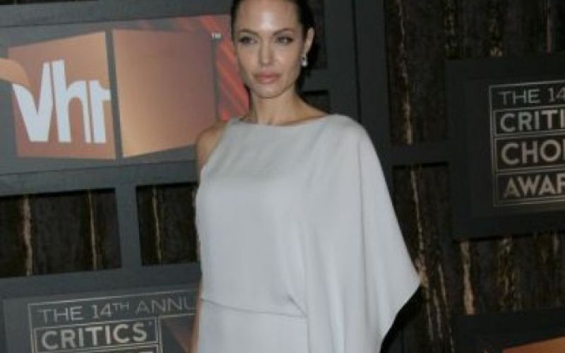 Angelina Jolie se valja v denarju