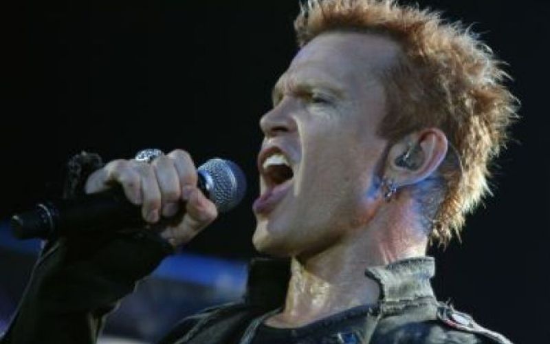 Kaj zahteva Billy v zakulisju?