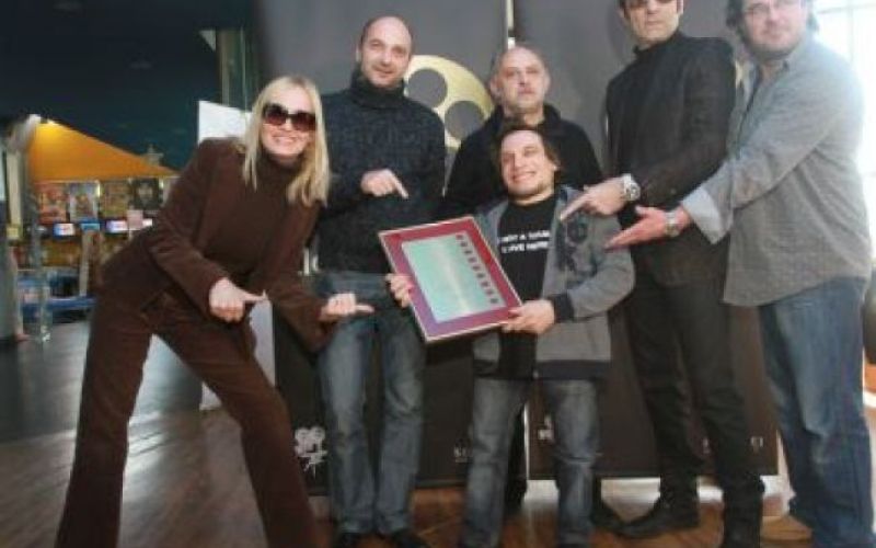 Traktor pripeljal rolo