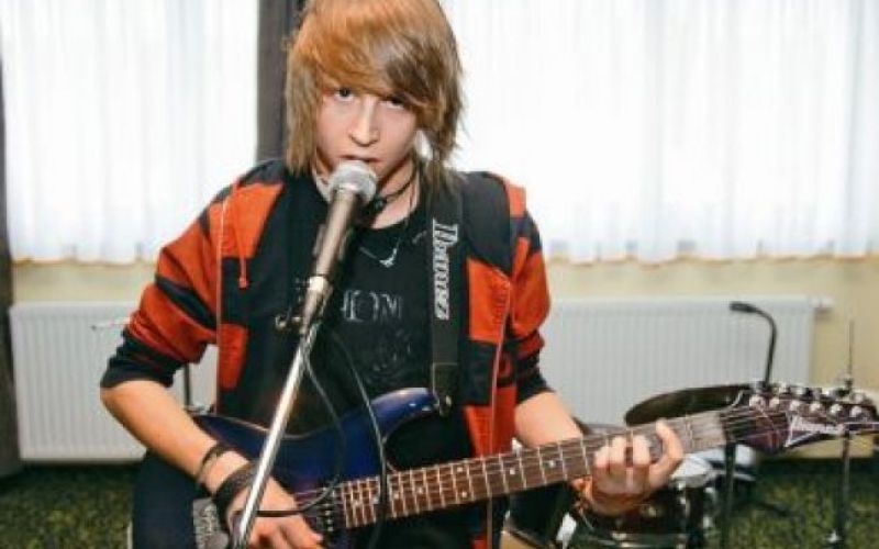 Ekskluzivno: Peter Vode igra in poje za Stopove bralke