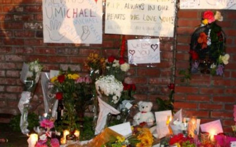 Do pogreba še več tednov?