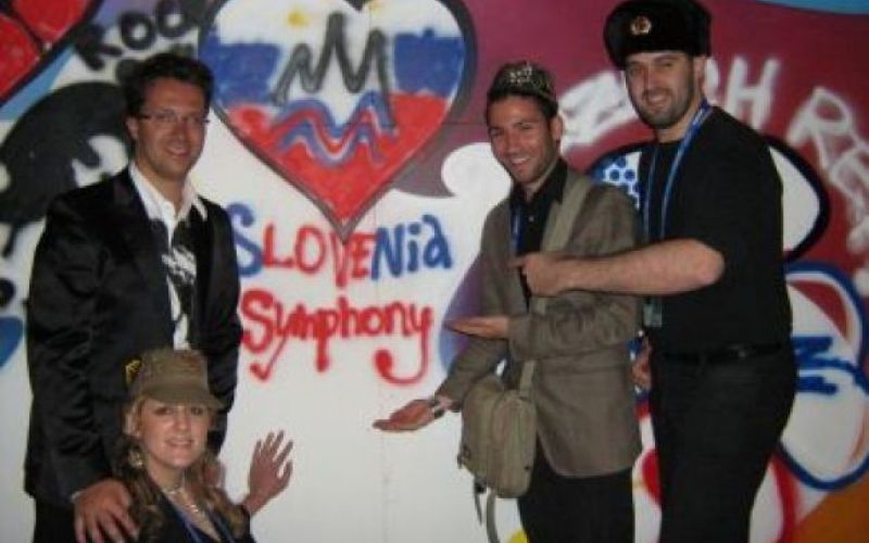 Mario jim je odžrl rdečo preprogo