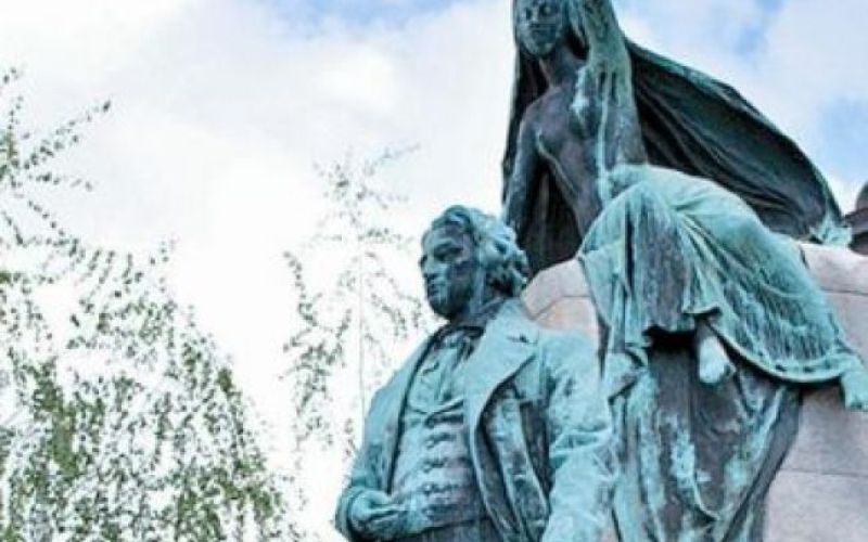 Iz TV-sporedov: ponedeljek, 7. februarja