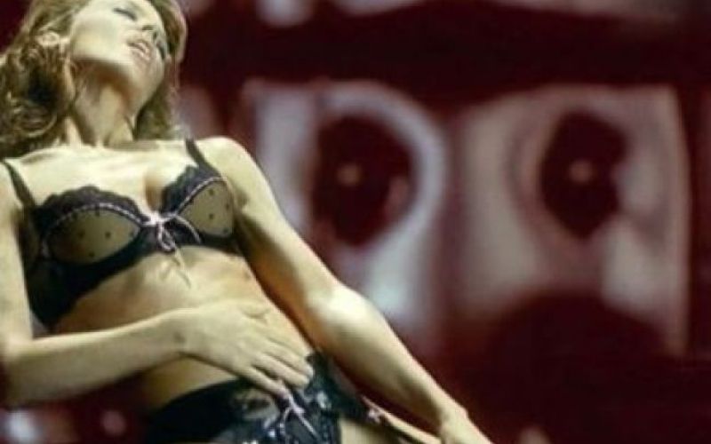 Video: seksi Kylie v perilu