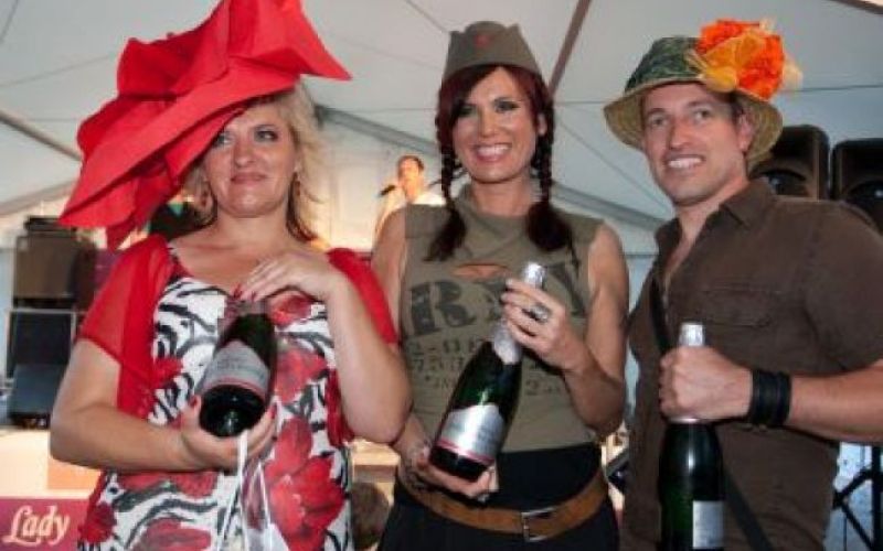 Lady piknik pod klobuki