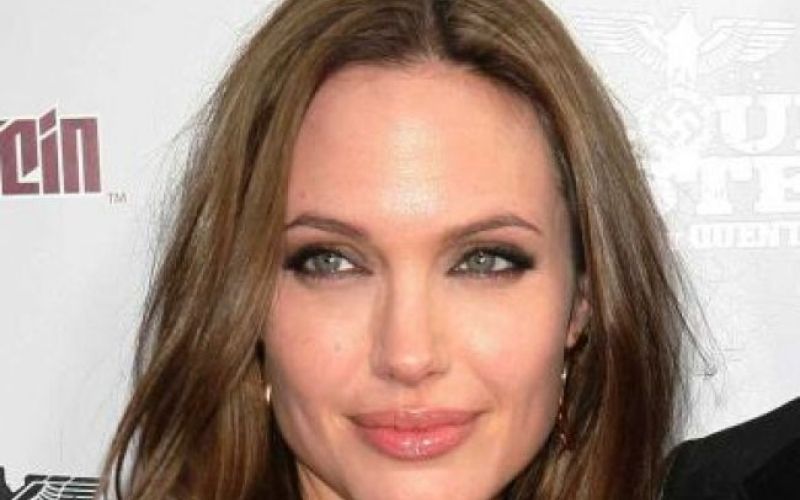Angelina Jolie posvaja, omedleva in sabotira