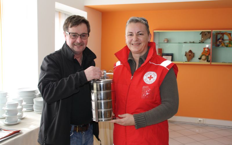 Lastnik picerije in špageterije prostovoljki predaja višek hrane.