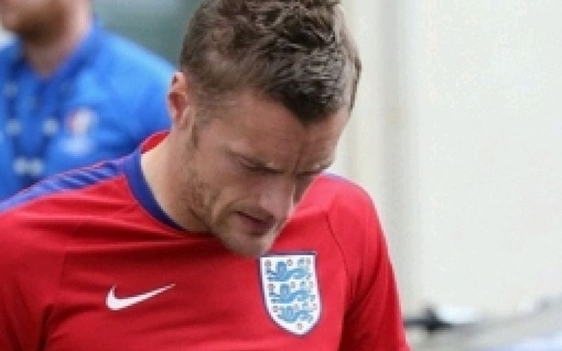 252-5-vardy vszi (tisto, kar ima v rokah).jpg