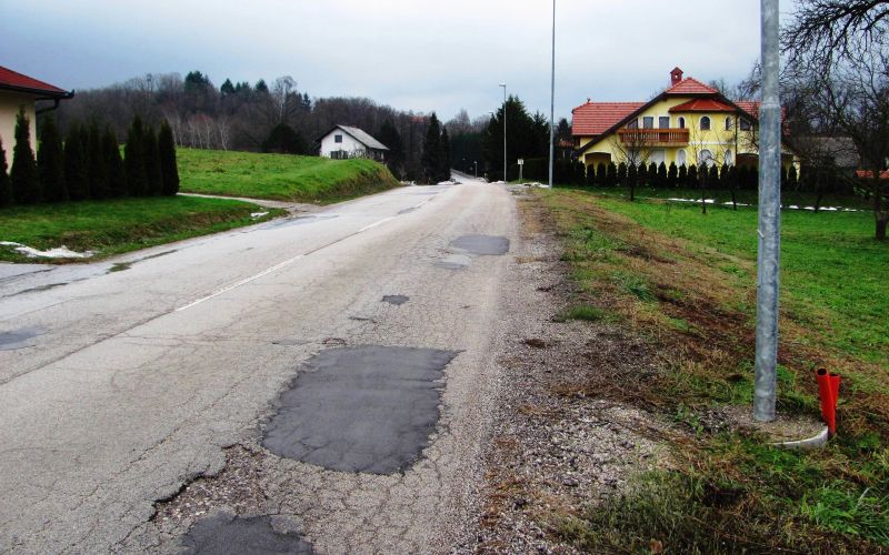 regionalna_cesta_trebez_artice_dotrajano_cestisce_s_poskodbami.jpg