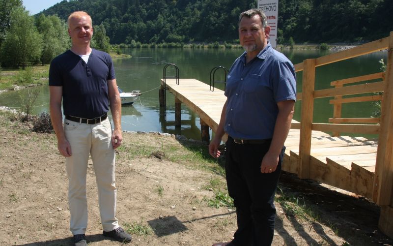 Roman Strlekar iz občinske uprave in župan Srečko Ocvirk