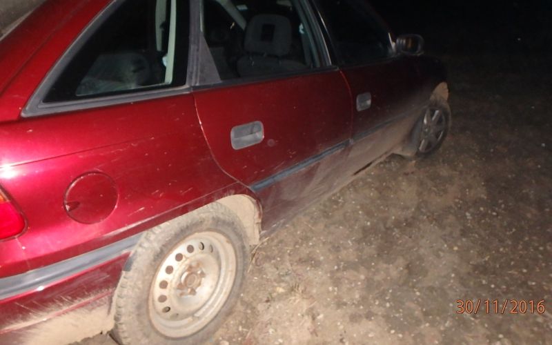 Opel Astra, njiva, rdeč avtomobil.JPG